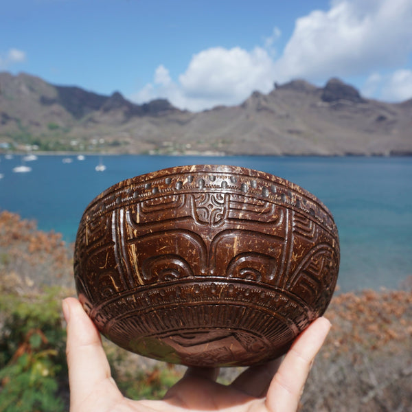 Finely carved coconut bowl ∿ Honu - Cannibal Art