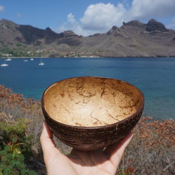 Finely carved coconut bowl ∿ Honu - Cannibal Art
