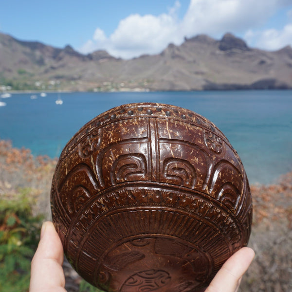 Finely carved coconut bowl ∿ Honu - Cannibal Art