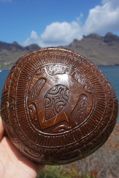 Finely carved coconut bowl ∿ Honu - Cannibal Art
