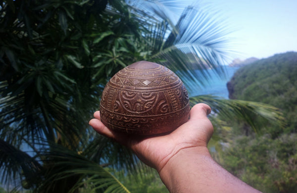 Finely carved Marquesan bowl ∿ Te Henua Enana - Cannibal Art
