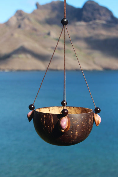 Pora ii (Purple cowry bowl) holder - Cannibal Art