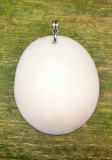 Tea (White shell pendant)