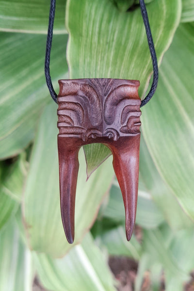Marquesan jewelry_necklace carved in wood