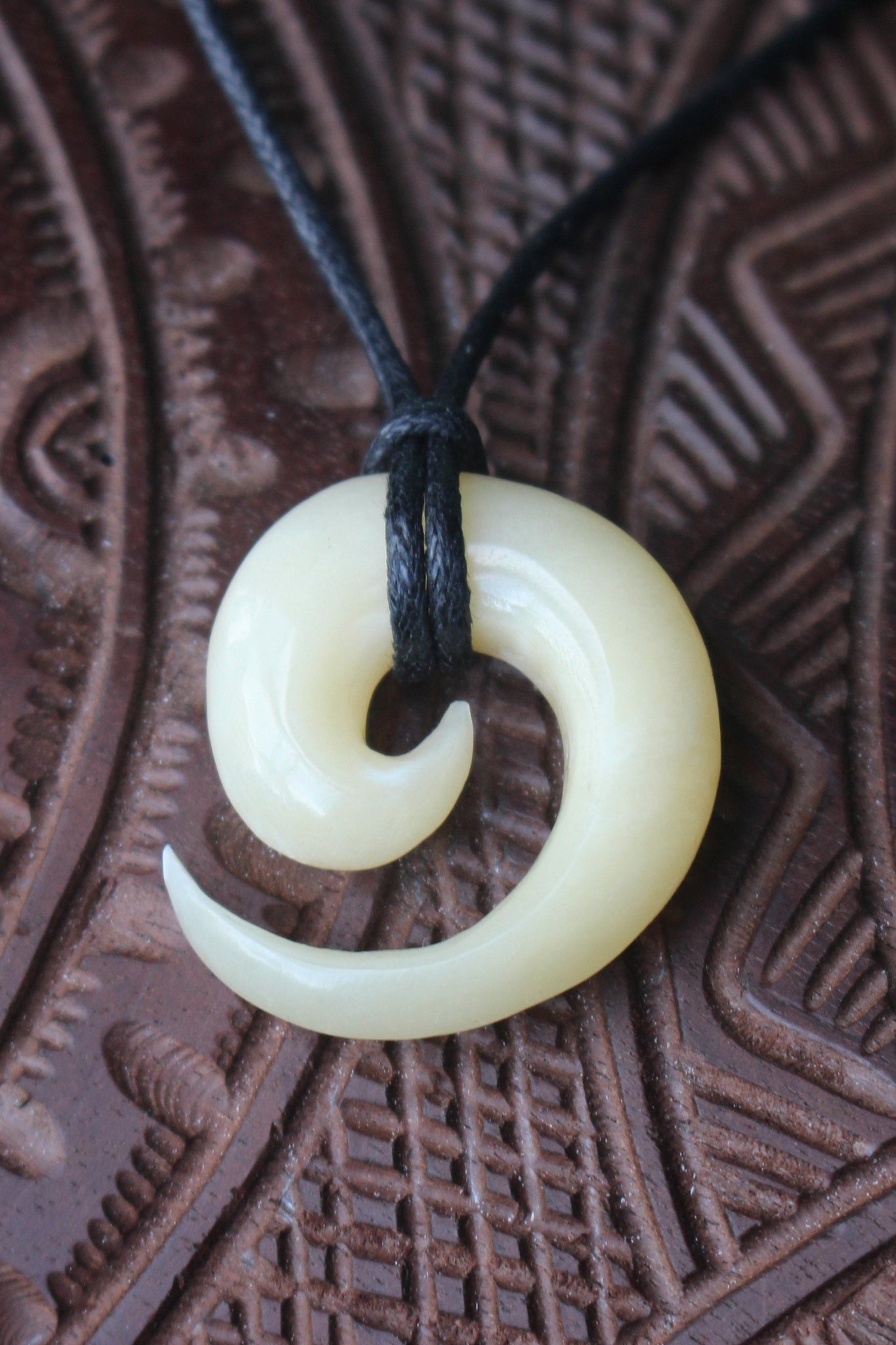 Koata ivi (Spiral made in bone)