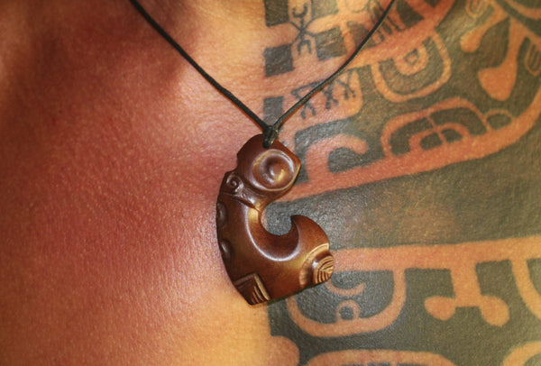 Marquesan pendant carved in oceanic rosewood_Mata Hoata_Nuku Hiva Island