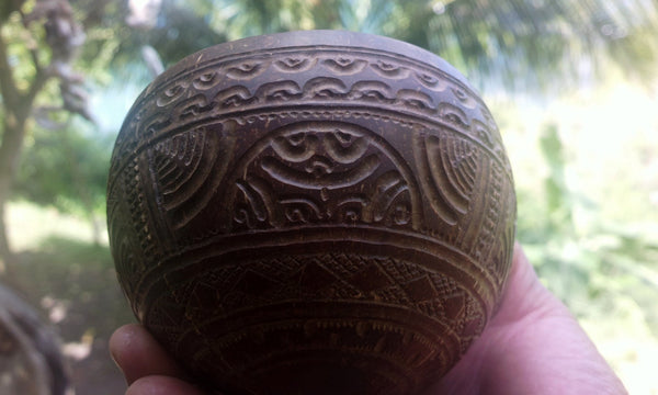 Finely carved Marquesan bowl ∿ Te Henua Enana - Cannibal Art