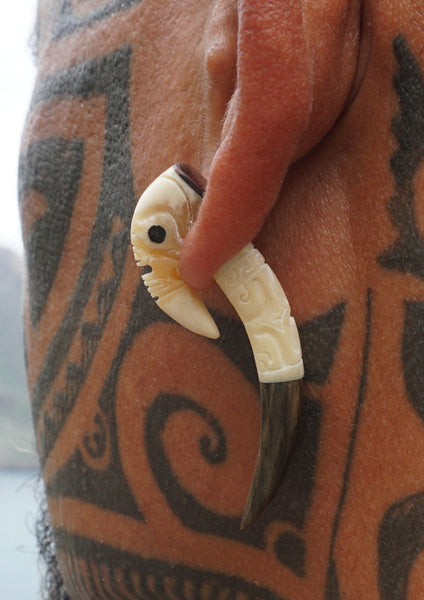 Marquesan earrings carved in bone and hibiscus treeMarquesan bone earrings