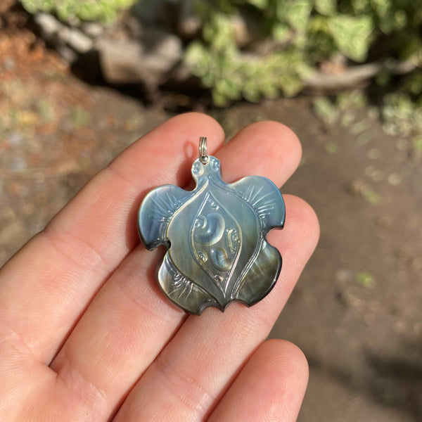 Turtle necklace (Mother of pearl)