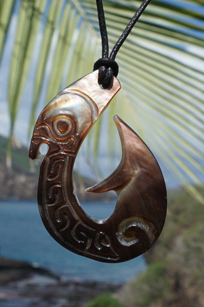 Marquesan mother of pearl hook necklace