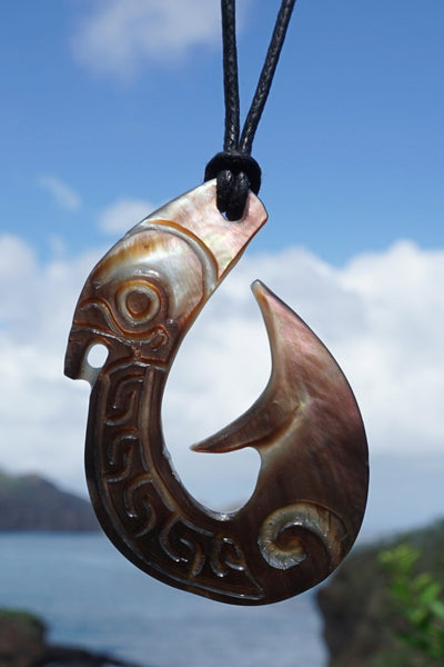 Marquesan mother of pearl hook necklace
